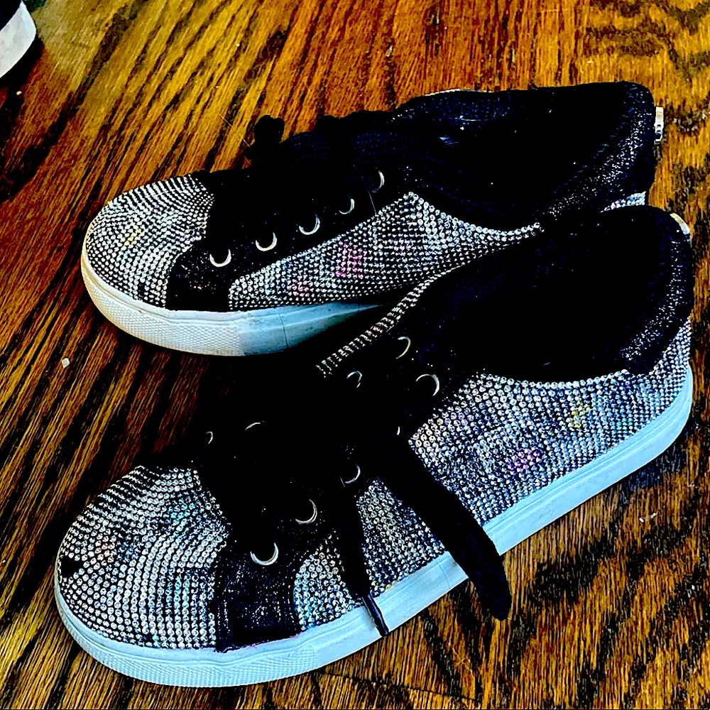 Girl’s size 1 Steve Madden shiny sneakers!